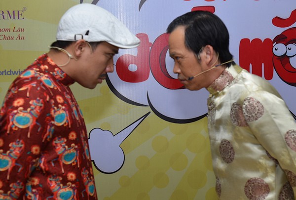 Hoài Linh gặp tai nạn khi đang diễn trên trân khấu ảnh 4