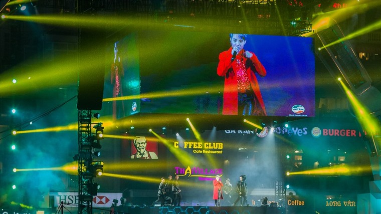 Dàn sao 'khủng' gây náo loạn phố đi bộ Hà Nội ảnh 2