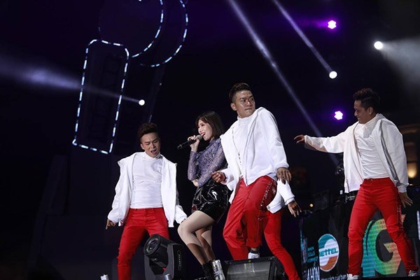 Dàn sao 'khủng' gây náo loạn phố đi bộ Hà Nội ảnh 4