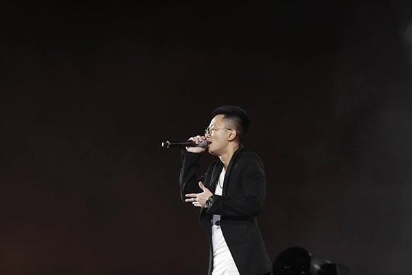 Dàn sao 'khủng' gây náo loạn phố đi bộ Hà Nội ảnh 5