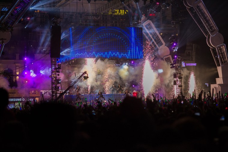 Dàn sao 'khủng' gây náo loạn phố đi bộ Hà Nội ảnh 9