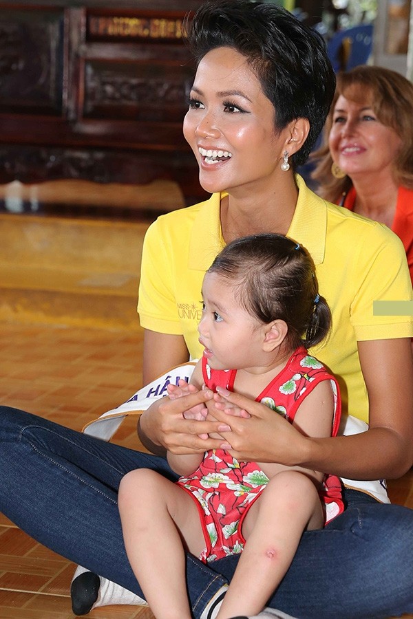 Chuyến đi từ thiện đầu tiên của tân Hoa hậu H’Hen Niê ảnh 1