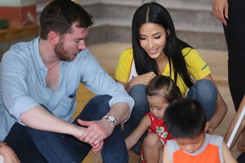 Chuyến đi từ thiện đầu tiên của tân Hoa hậu H’Hen Niê ảnh 4
