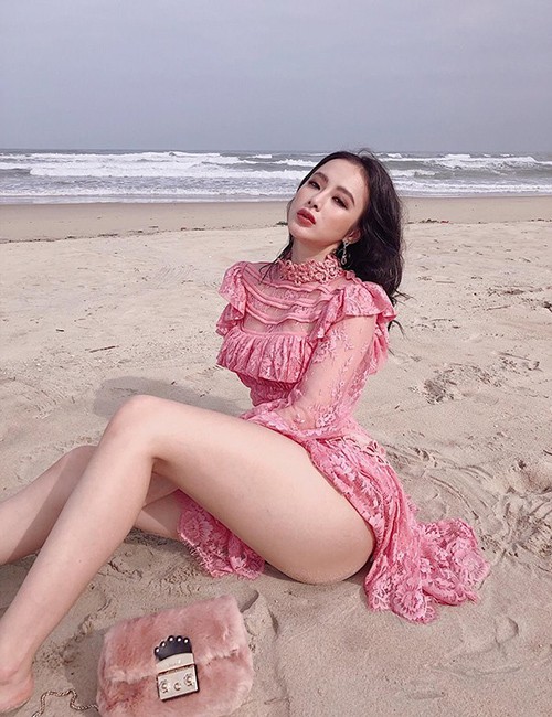Ngán ngẩm vì Angela Phương Trinh mặc gì cũng vén lên khoe vòng ba ảnh 1