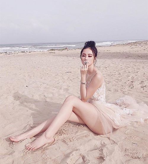 Ngán ngẩm vì Angela Phương Trinh mặc gì cũng vén lên khoe vòng ba ảnh 2