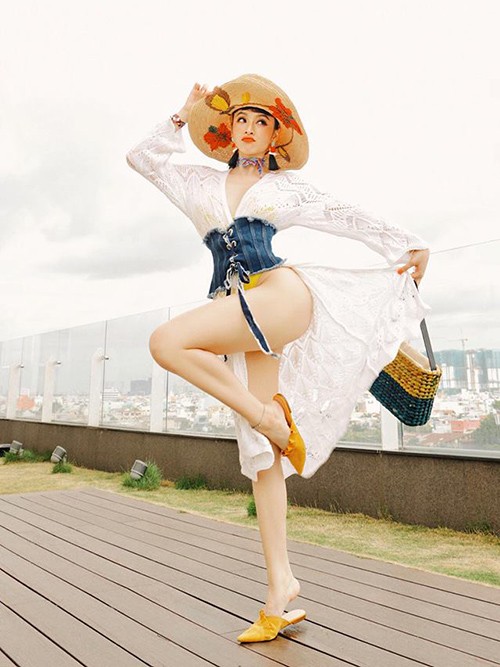 Ngán ngẩm vì Angela Phương Trinh mặc gì cũng vén lên khoe vòng ba ảnh 4