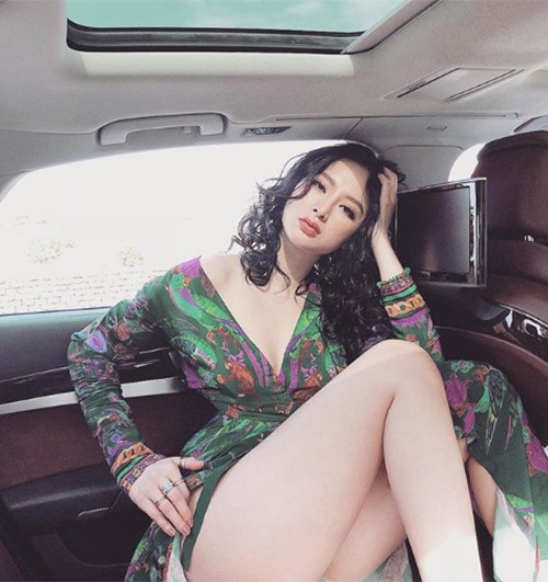 Ngán ngẩm vì Angela Phương Trinh mặc gì cũng vén lên khoe vòng ba ảnh 3