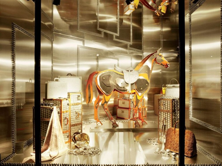 Người phụ nữ phía sau khung cửa sổ Hermès ảnh 3