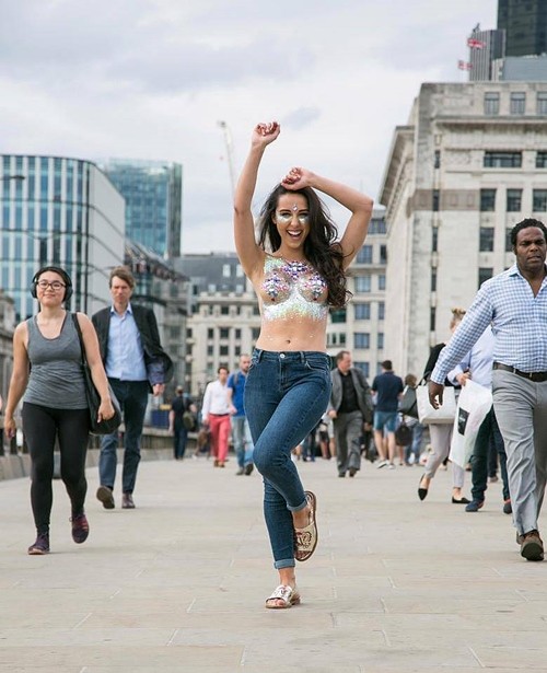  Trào lưu làm đẹp ngực mới khiến mày râu 'mắt chữ O, mồm chữ A' ảnh 2