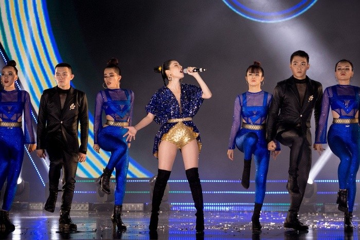 Lấn sân ca sĩ, Chi Pu ngày càng hở bạo ảnh 2