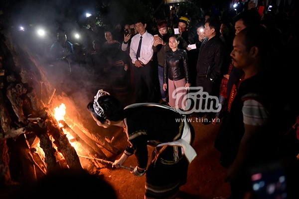 H’Hen Niê mặc váy truyền thống vẫn ‘quẩy’ cực sung ảnh 2