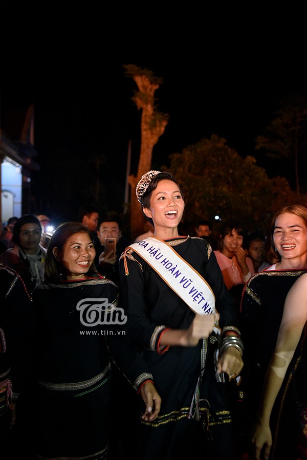 H’Hen Niê mặc váy truyền thống vẫn ‘quẩy’ cực sung ảnh 3