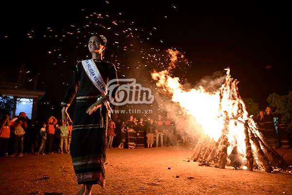 H’Hen Niê mặc váy truyền thống vẫn ‘quẩy’ cực sung ảnh 4