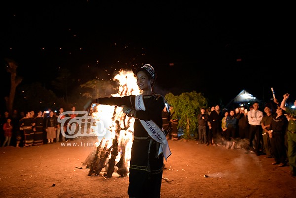 H’Hen Niê mặc váy truyền thống vẫn ‘quẩy’ cực sung ảnh 5