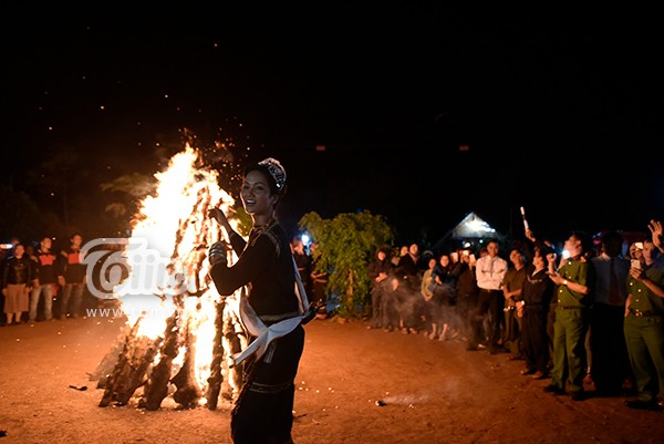 H’Hen Niê mặc váy truyền thống vẫn ‘quẩy’ cực sung ảnh 6