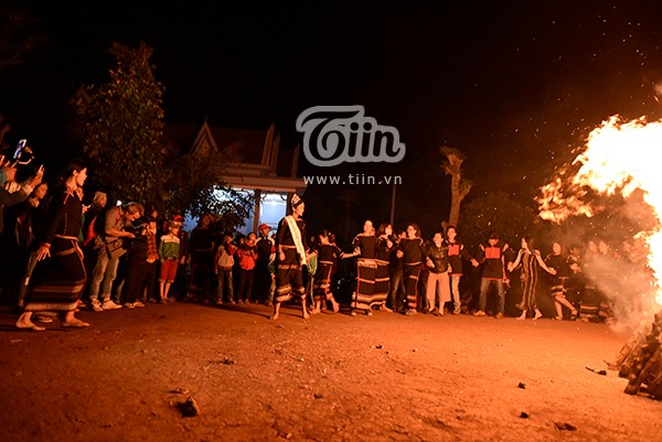 H’Hen Niê mặc váy truyền thống vẫn ‘quẩy’ cực sung ảnh 7