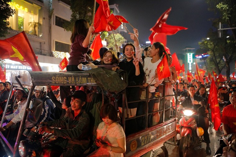 Hình ảnh người hâm mộ ăn mừng chiến thắng U23 Việt Nam ảnh 9