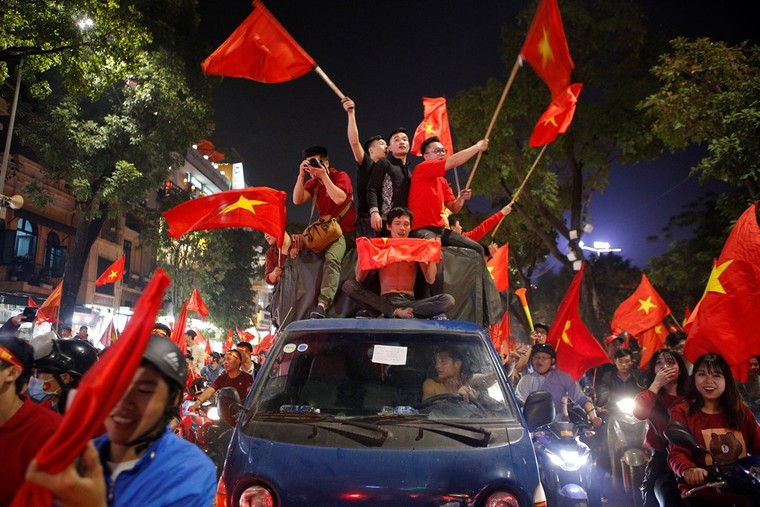 Hình ảnh người hâm mộ ăn mừng chiến thắng U23 Việt Nam ảnh 10