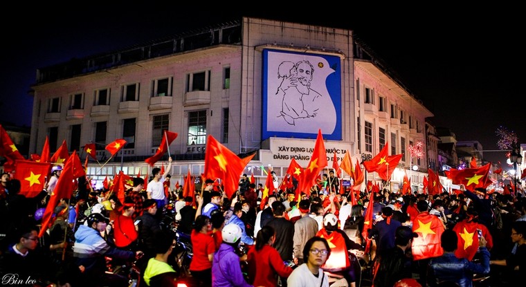 Hình ảnh người hâm mộ ăn mừng chiến thắng U23 Việt Nam ảnh 11