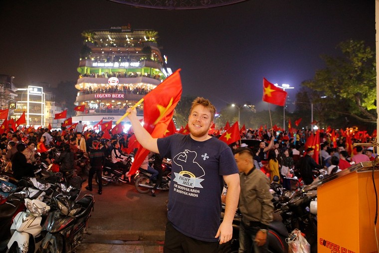 Hình ảnh người hâm mộ ăn mừng chiến thắng U23 Việt Nam ảnh 3