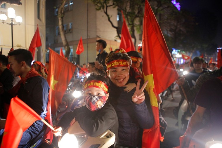 Hình ảnh người hâm mộ ăn mừng chiến thắng U23 Việt Nam ảnh 6