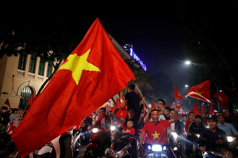 Hình ảnh người hâm mộ ăn mừng chiến thắng U23 Việt Nam ảnh 7
