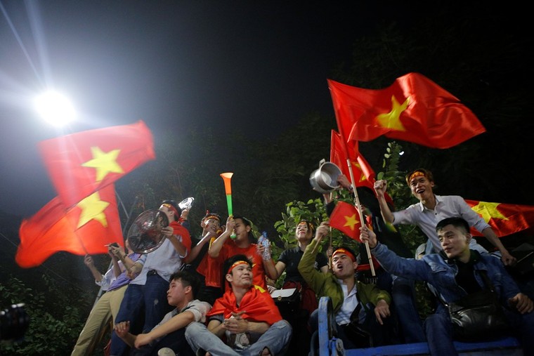 Hình ảnh người hâm mộ ăn mừng chiến thắng U23 Việt Nam ảnh 8