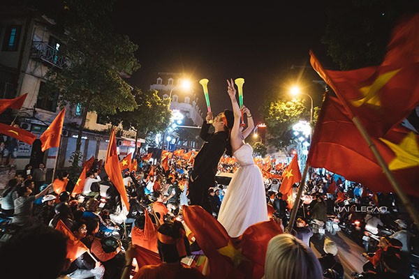 Cặp đôi Hà Nội chụp ảnh cưới mừng U23 Việt Nam chiến thắng ảnh 1