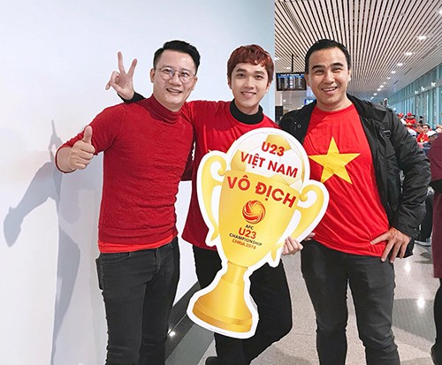 Sao Việt và fan nhuộm đỏ sân bay trước khi lên đường đi cổ vũ U23 Việt Nam ảnh 1