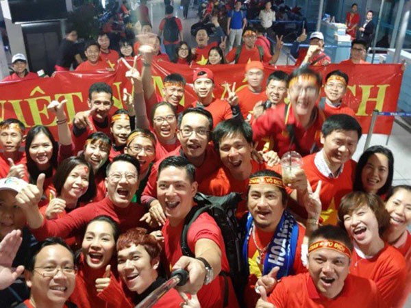 Sao Việt và fan nhuộm đỏ sân bay trước khi lên đường đi cổ vũ U23 Việt Nam ảnh 5