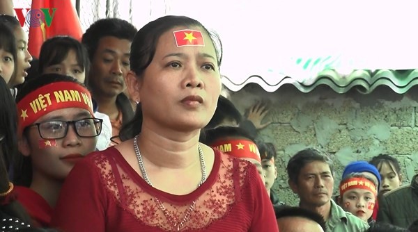 Mẹ Văn Đức lên tiếng về bức ảnh gây 'bão' ở sân bay ảnh 1