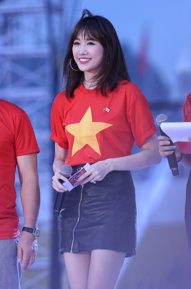 Hari Won hồi hộp khi làm phiên dịch cho huấn luyện viên Park Hang Seo ảnh 1