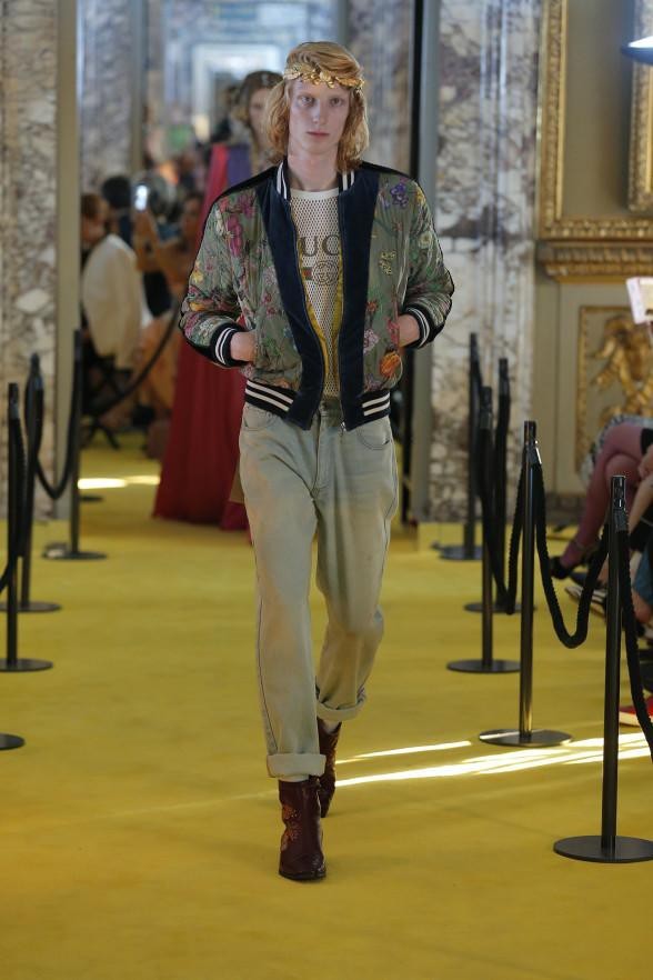 Cặp đôi Hà Hồ - Kim Lý 'tình bể tình' khi cùng nhau diện 1 chiếc áo ảnh 4