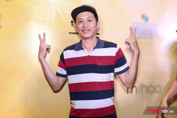  Hoài Linh đi dép lào trên thảm đỏ ra mắt phim ảnh 2