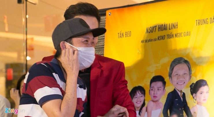  Hoài Linh đi dép lào trên thảm đỏ ra mắt phim ảnh 1