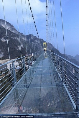 Trung Quốc xây cầu kính cao kỉ lục 1,9 km nối 2 thành phố ảnh 1