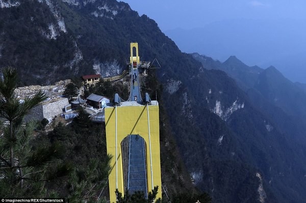 Trung Quốc xây cầu kính cao kỉ lục 1,9 km nối 2 thành phố ảnh 2