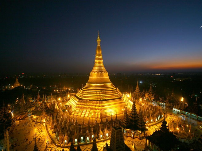 Hòn đá thiêng 'nghiêng không đổ' ở Myanmar ảnh 1