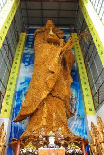 Đầu xuân viếng ngôi chùa có tượng Bồ tát bằng hoa lớn nhất thế giới ảnh 3