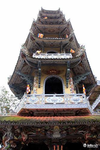 Đầu xuân viếng ngôi chùa có tượng Bồ tát bằng hoa lớn nhất thế giới ảnh 4