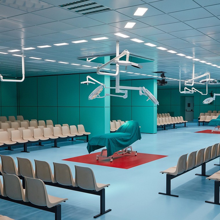 Người mẫu ôm thủ cấp của chính mình để catwalk ảnh 1