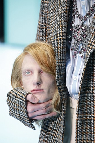 Người mẫu ôm thủ cấp của chính mình để catwalk ảnh 3