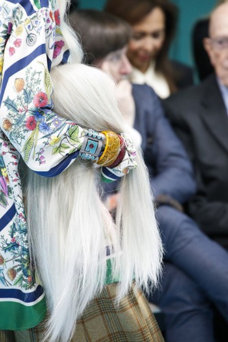 Người mẫu ôm thủ cấp của chính mình để catwalk ảnh 4