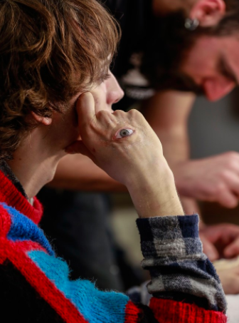 Người mẫu ôm thủ cấp của chính mình để catwalk ảnh 5