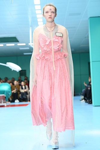 Người mẫu ôm thủ cấp của chính mình để catwalk ảnh 6