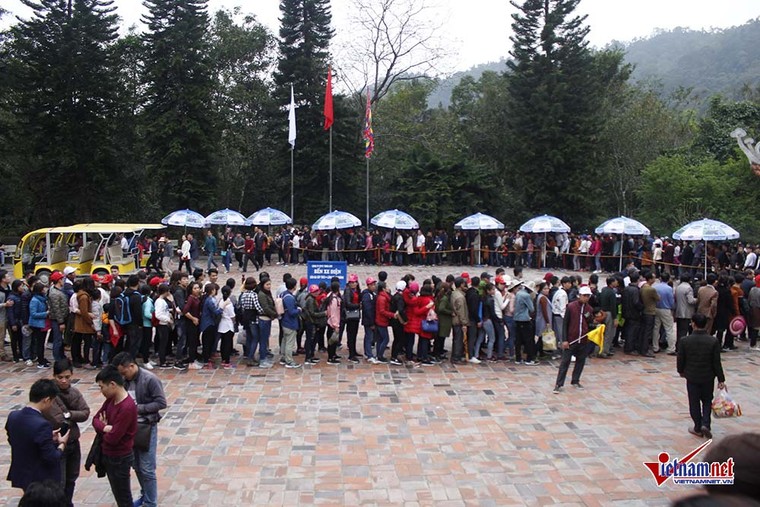  Hàng nghìn người đi lễ chùa Yên Tử trong đêm ảnh 1