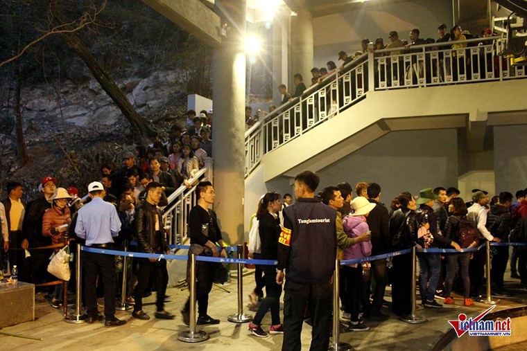 Hàng nghìn người đi lễ chùa Yên Tử trong đêm ảnh 2