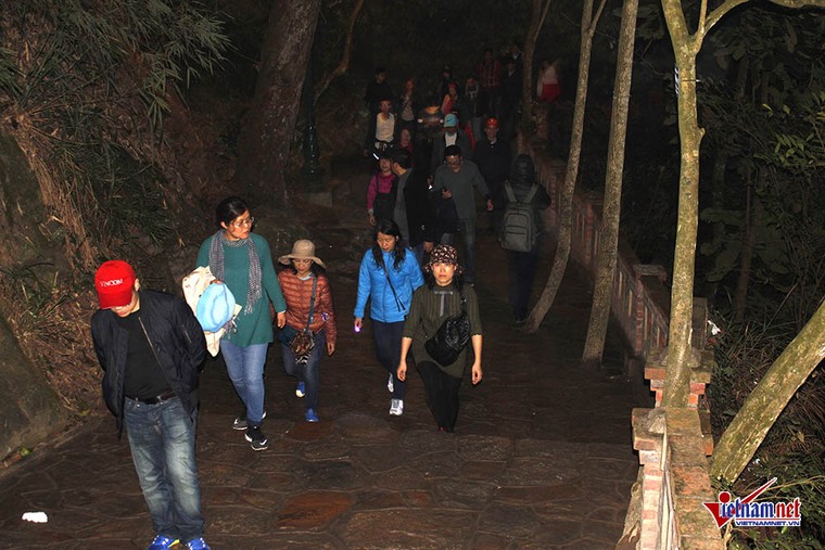  Hàng nghìn người đi lễ chùa Yên Tử trong đêm ảnh 3