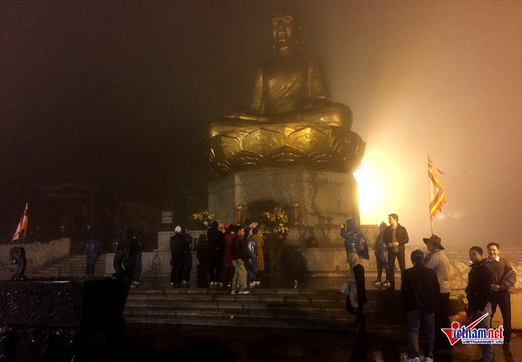  Hàng nghìn người đi lễ chùa Yên Tử trong đêm ảnh 4
