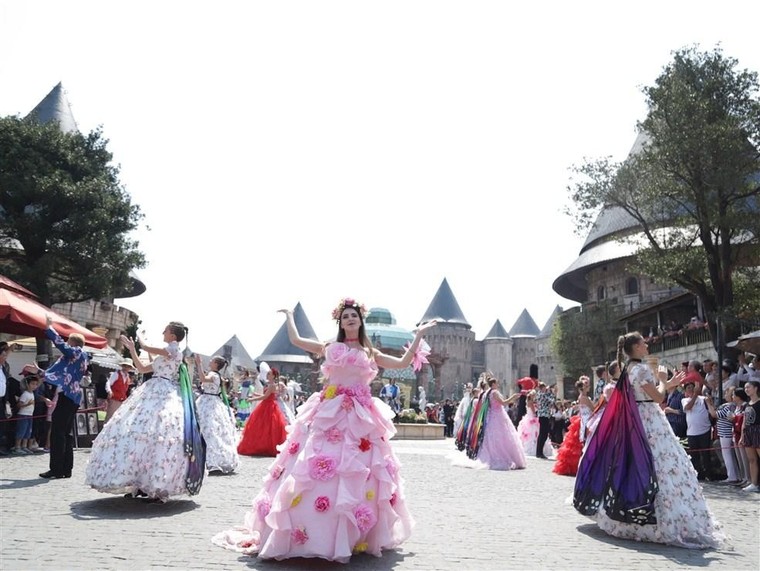 Mê mẩn trước nhan sắc của dàn nghệ sỹ Tây trong lễ hội hoa Sun World Ba Na Hills ảnh 2